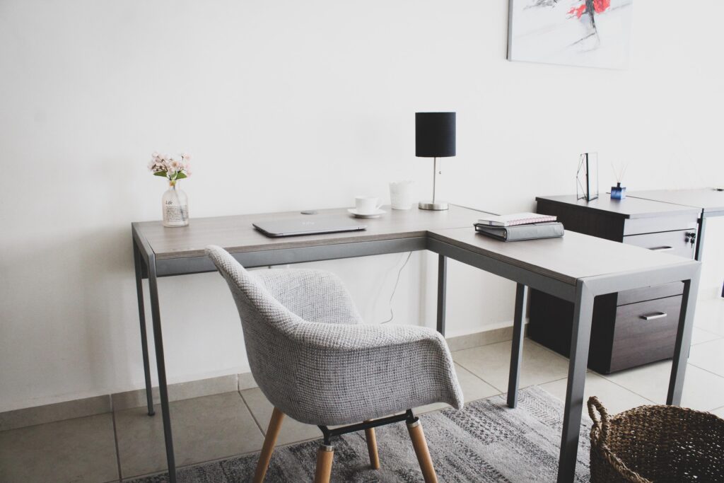 Städat hemmakontor med skrivbord och fåtölj